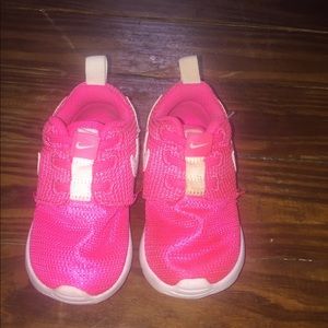 Pink infant Nike roshe